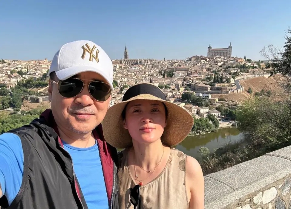 陪妻兒回娘家！55歲影帝被拍「白鬍駝背像老人」　一轉頭「看到老婆反應」網秒懂：這才是幸福