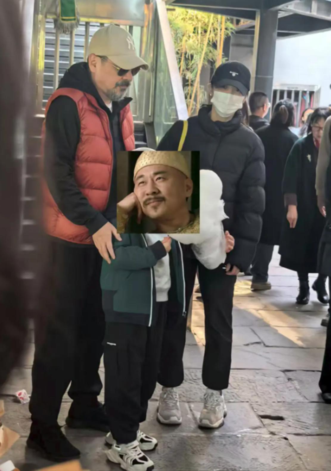 陪妻兒回娘家！55歲影帝被拍「白鬍駝背像老人」　一轉頭「看到老婆反應」網秒懂：這才是幸福