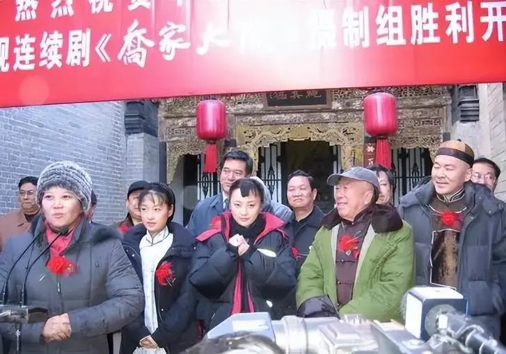 陪妻兒回娘家！55歲影帝被拍「白鬍駝背像老人」　一轉頭「看到老婆反應」網秒懂：這才是幸福