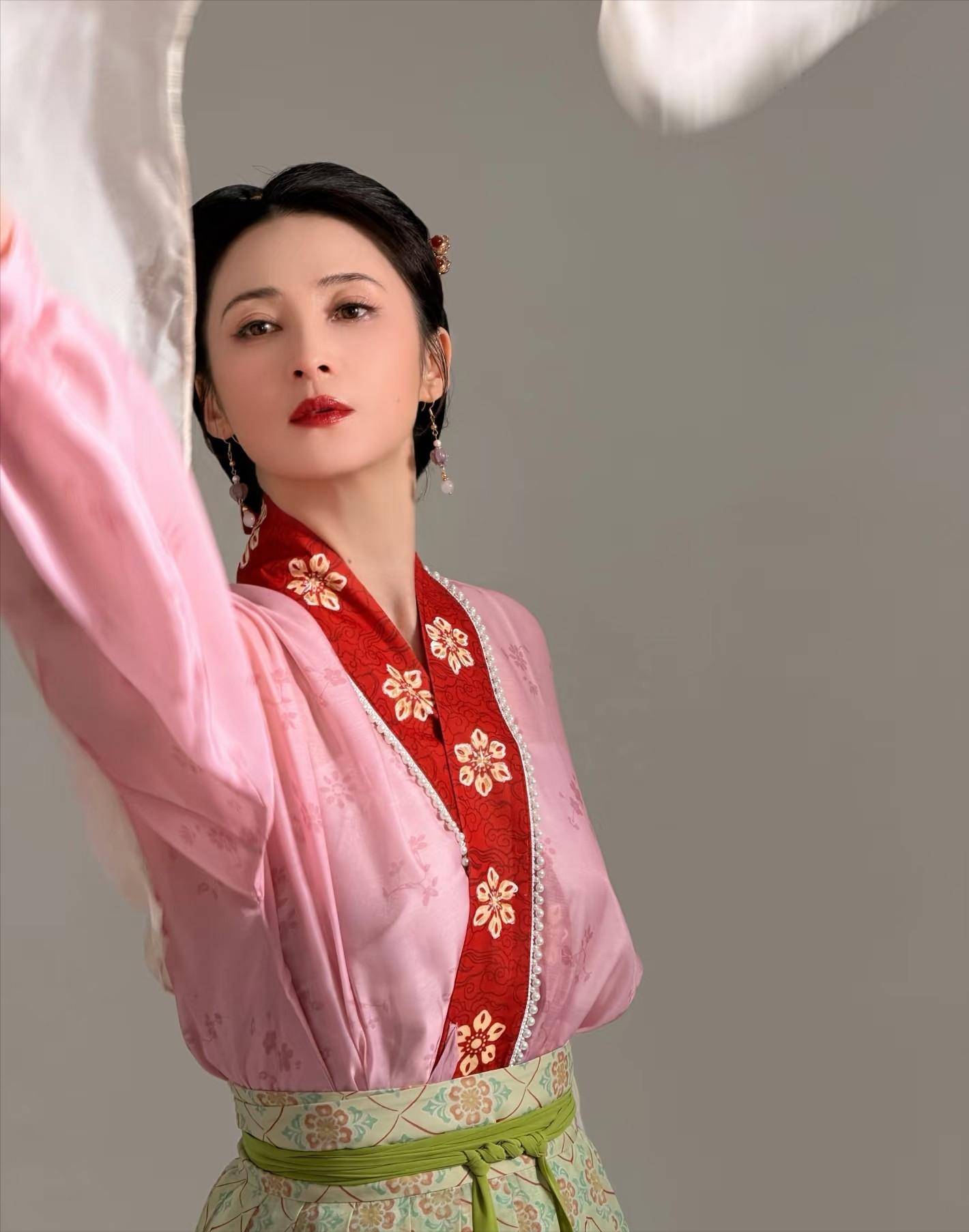 陪妻兒回娘家！55歲影帝被拍「白鬍駝背像老人」　一轉頭「看到老婆反應」網秒懂：這才是幸福