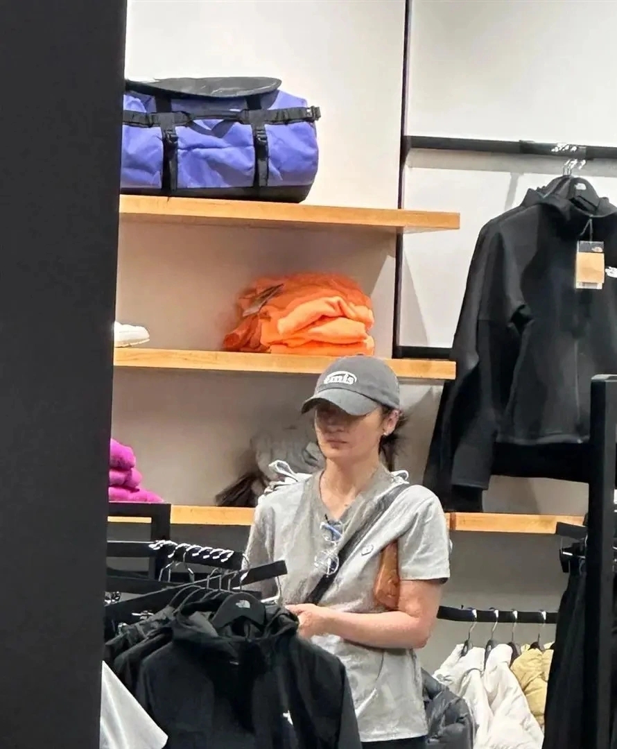 陪妻兒回娘家！55歲影帝被拍「白鬍駝背像老人」　一轉頭「看到老婆反應」網秒懂：這才是幸福