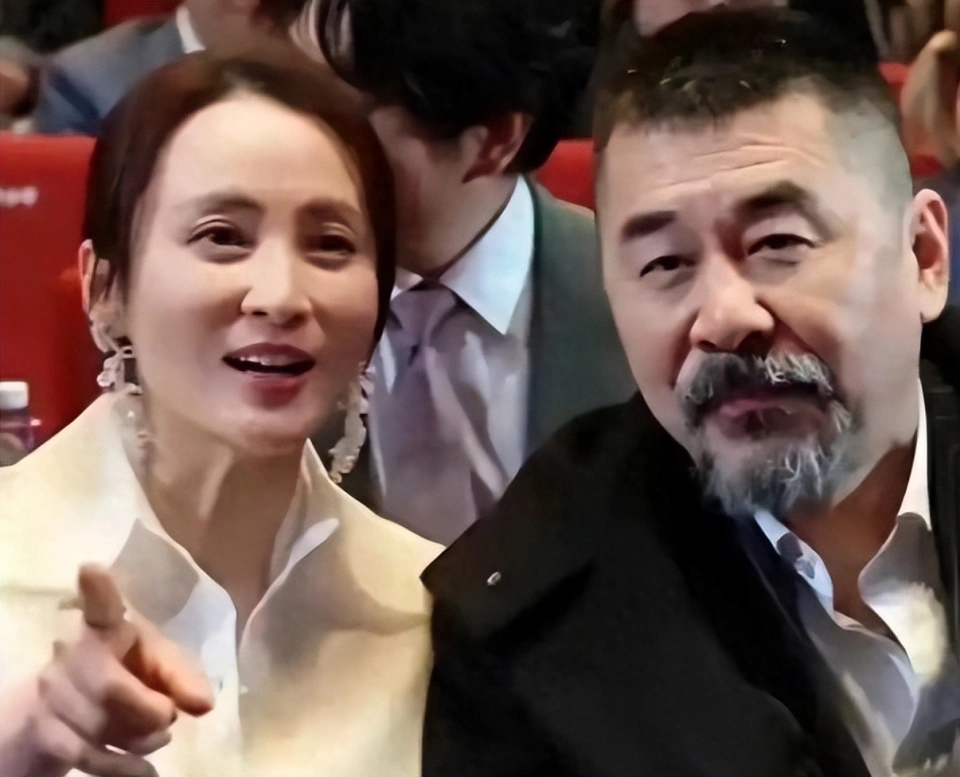 陪妻兒回娘家！55歲影帝被拍「白鬍駝背像老人」　一轉頭「看到老婆反應」網秒懂：這才是幸福