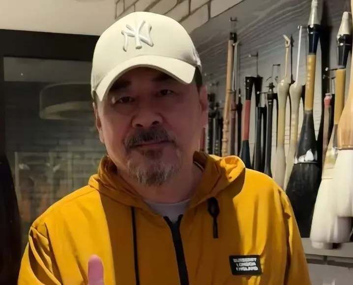 陪妻兒回娘家！55歲影帝被拍「白鬍駝背像老人」　一轉頭「看到老婆反應」網秒懂：這才是幸福