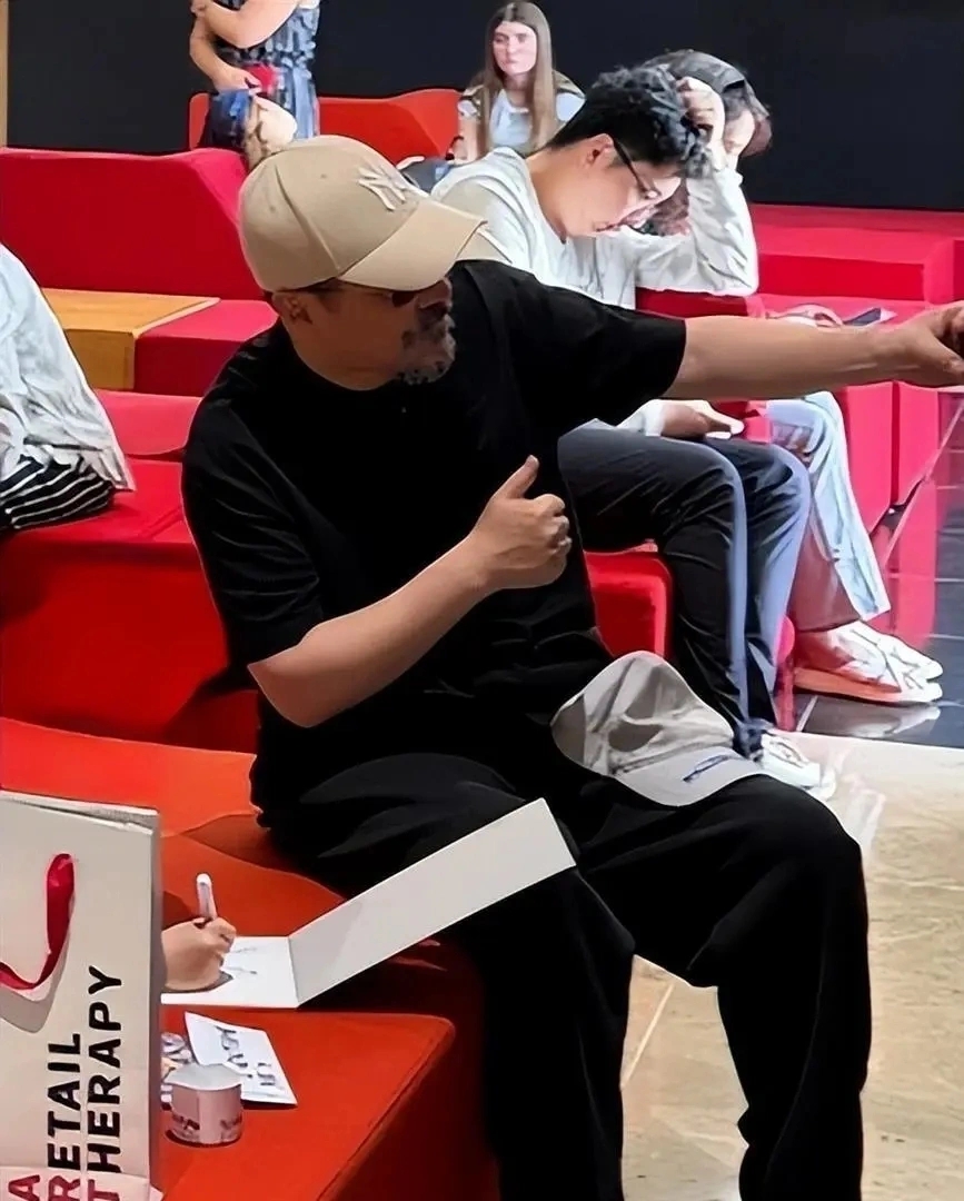 陪妻兒回娘家！55歲影帝被拍「白鬍駝背像老人」　一轉頭「看到老婆反應」網秒懂：這才是幸福