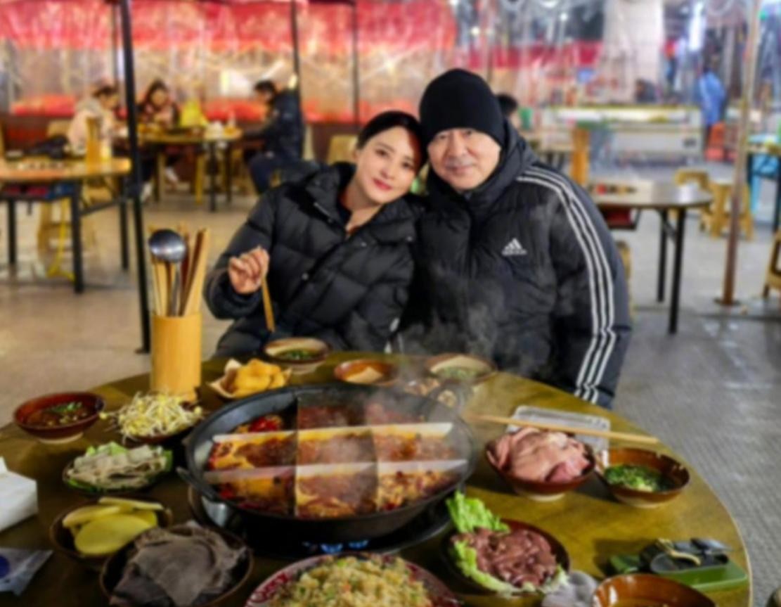 陪妻兒回娘家！55歲影帝被拍「白鬍駝背像老人」　一轉頭「看到老婆反應」網秒懂：這才是幸福