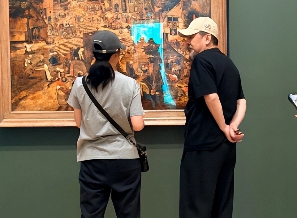 陪妻兒回娘家！55歲影帝被拍「白鬍駝背像老人」　一轉頭「看到老婆反應」網秒懂：這才是幸福