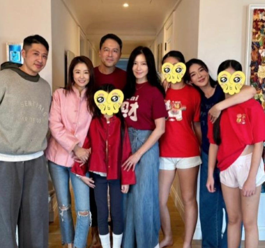 已經9歲了!林心如、霍建華愛女「農曆年罕曝近照」 網熱議「身高已到媽媽肩膀」鉛筆腿太吸睛