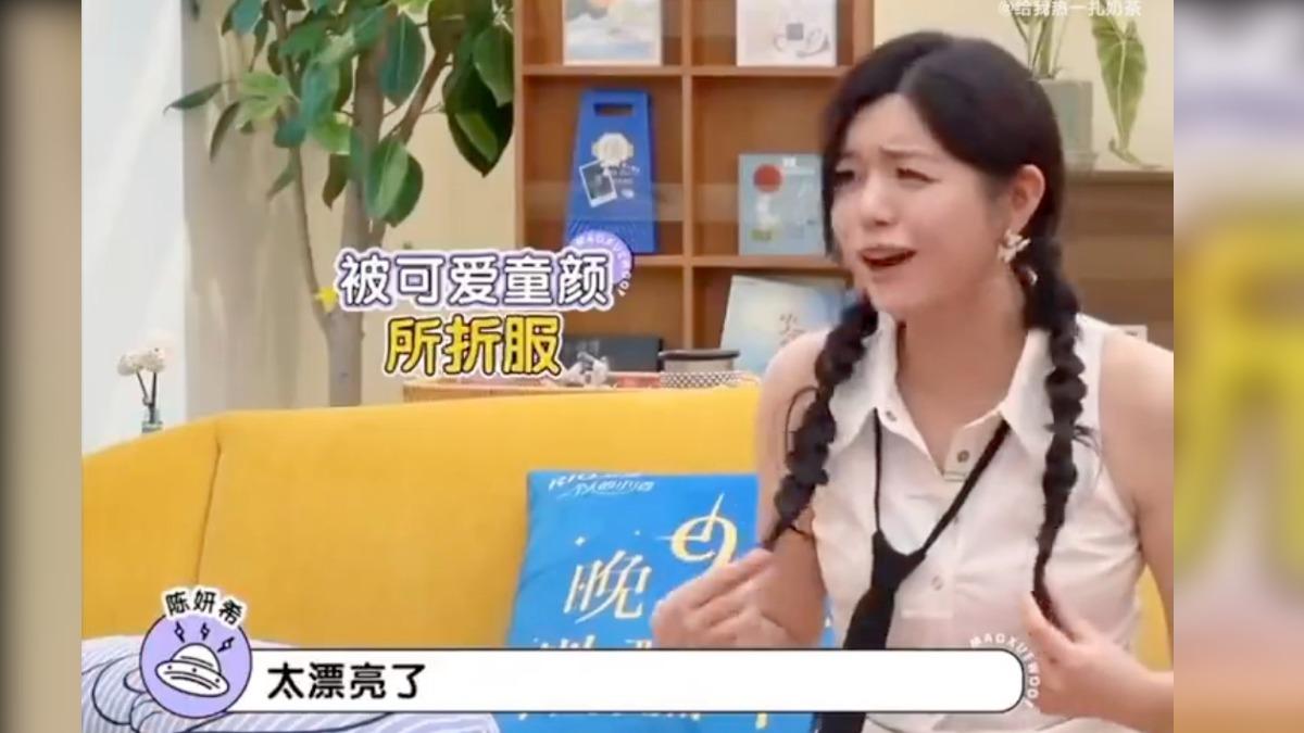 已經9歲了!林心如、霍建華愛女「農曆年罕曝近照」 網熱議「身高已到媽媽肩膀」鉛筆腿太吸睛
