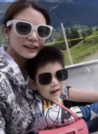 已經9歲了!林心如、霍建華愛女「農曆年罕曝近照」 網熱議「身高已到媽媽肩膀」鉛筆腿太吸睛