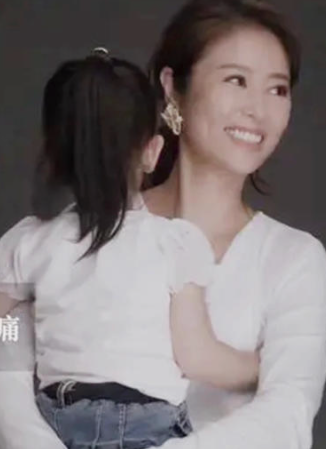 已經9歲了!林心如、霍建華愛女「農曆年罕曝近照」 網熱議「身高已到媽媽肩膀」鉛筆腿太吸睛