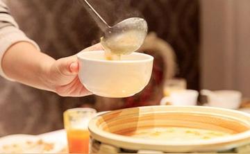 愛心補品變奪命毒湯?65歲男跌倒骨裂「妻天天熬一湯進補」 2週後送醫「腎病變末期」醫嚇傻