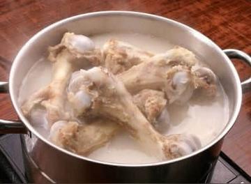 愛心補品變奪命毒湯?65歲男跌倒骨裂「妻天天熬一湯進補」 2週後送醫「腎病變末期」醫嚇傻