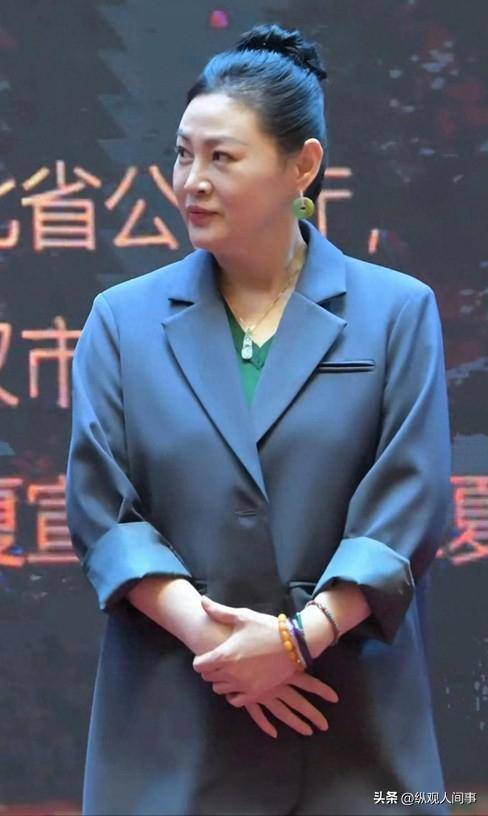 女神也崩壞？53歲大咖女星「發福認不出」　網一看「蘋果肌下垂」搖頭：好像大媽