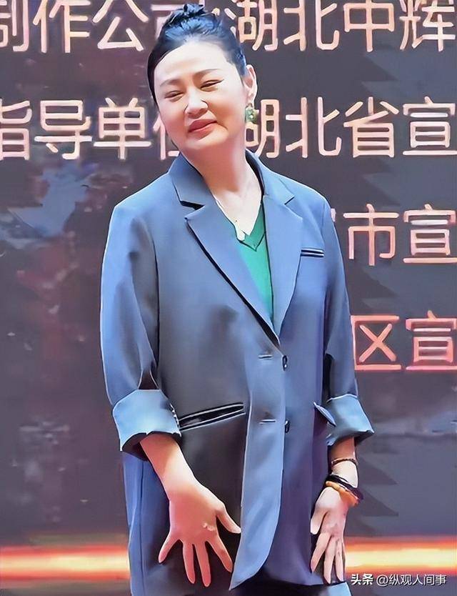 女神也崩壞？53歲大咖女星「發福認不出」　網一看「蘋果肌下垂」搖頭：好像大媽