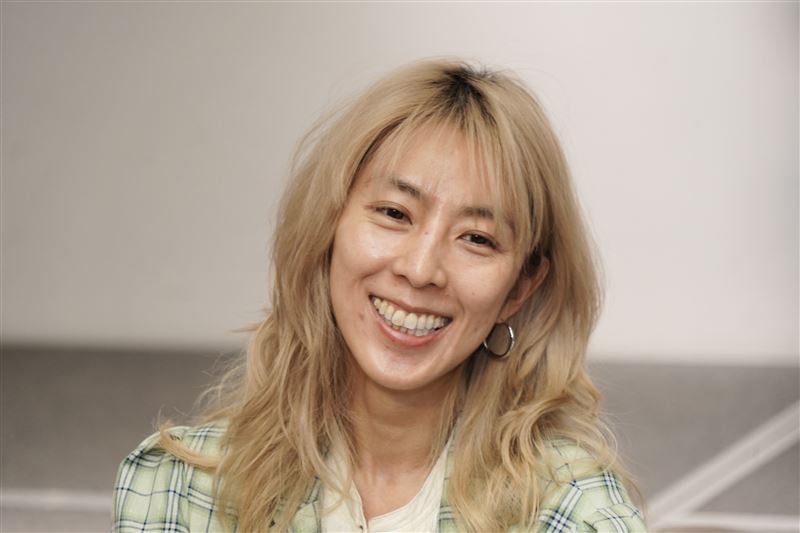 兒子已經10歲！金鐘女星「搞開放式關係」揪3P：可以探索看看