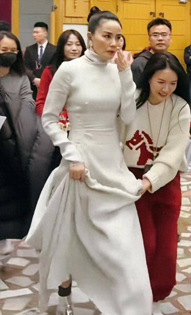 去年才曬恩愛！57歲天后開唱「竟斷崖式衰老」　對比小11歲男友「網嘆慘不忍睹」：仙女也會老...