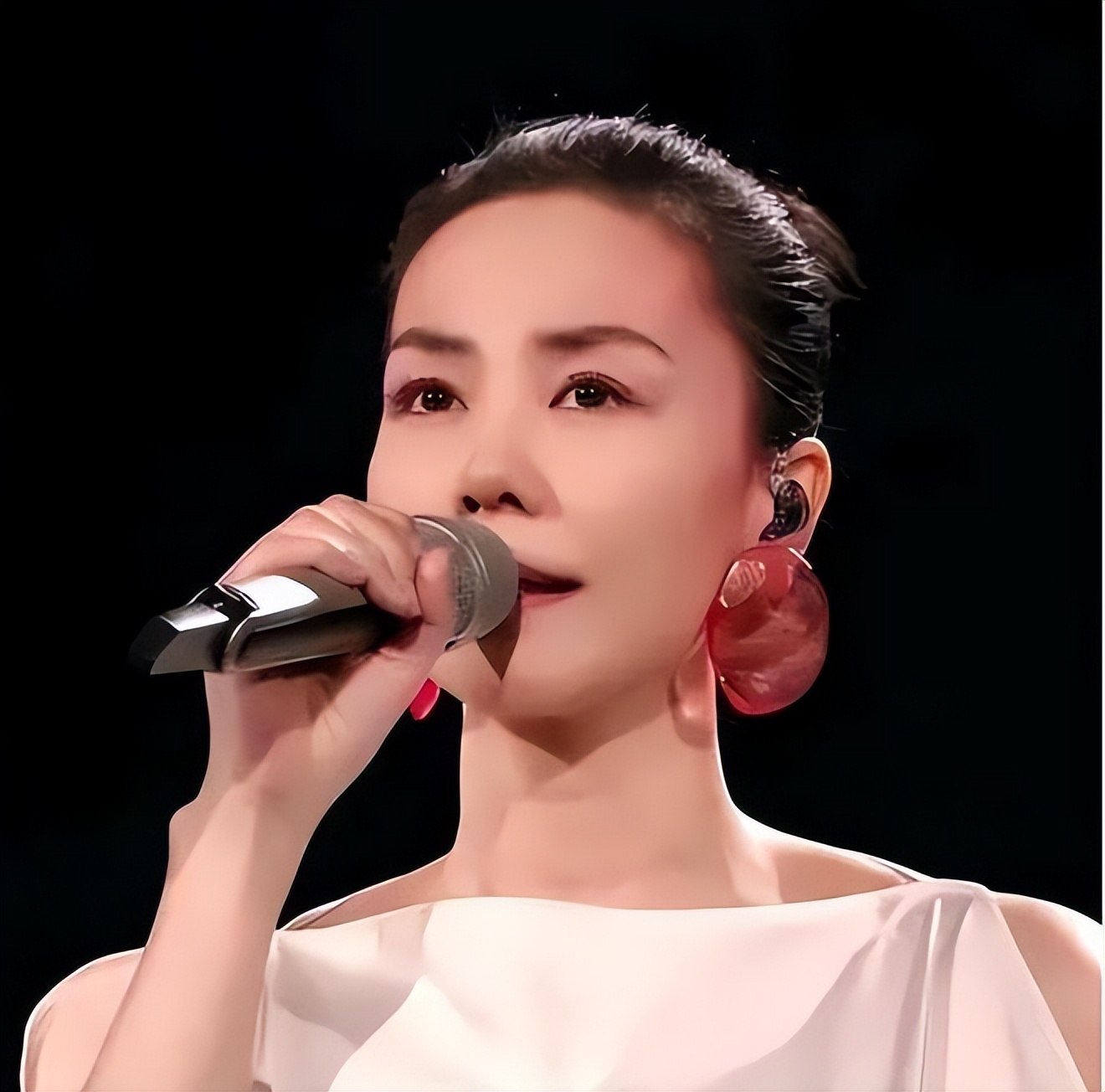 去年才曬恩愛！57歲天后開唱「竟斷崖式衰老」　對比小11歲男友「網嘆慘不忍睹」：仙女也會老...