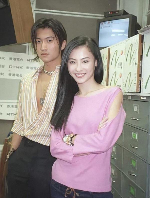 去年才曬恩愛！57歲天后開唱「竟斷崖式衰老」　對比小11歲男友「網嘆慘不忍睹」：仙女也會老...