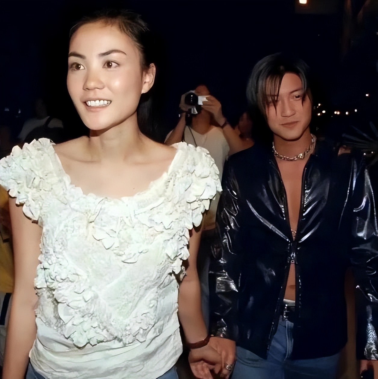 去年才曬恩愛！57歲天后開唱「竟斷崖式衰老」　對比小11歲男友「網嘆慘不忍睹」：仙女也會老...