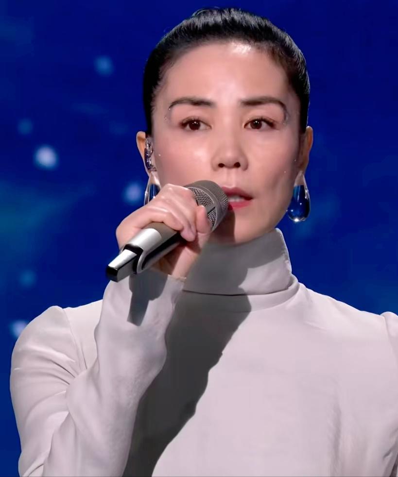 去年才曬恩愛！57歲天后開唱「竟斷崖式衰老」　對比小11歲男友「網嘆慘不忍睹」：仙女也會老...