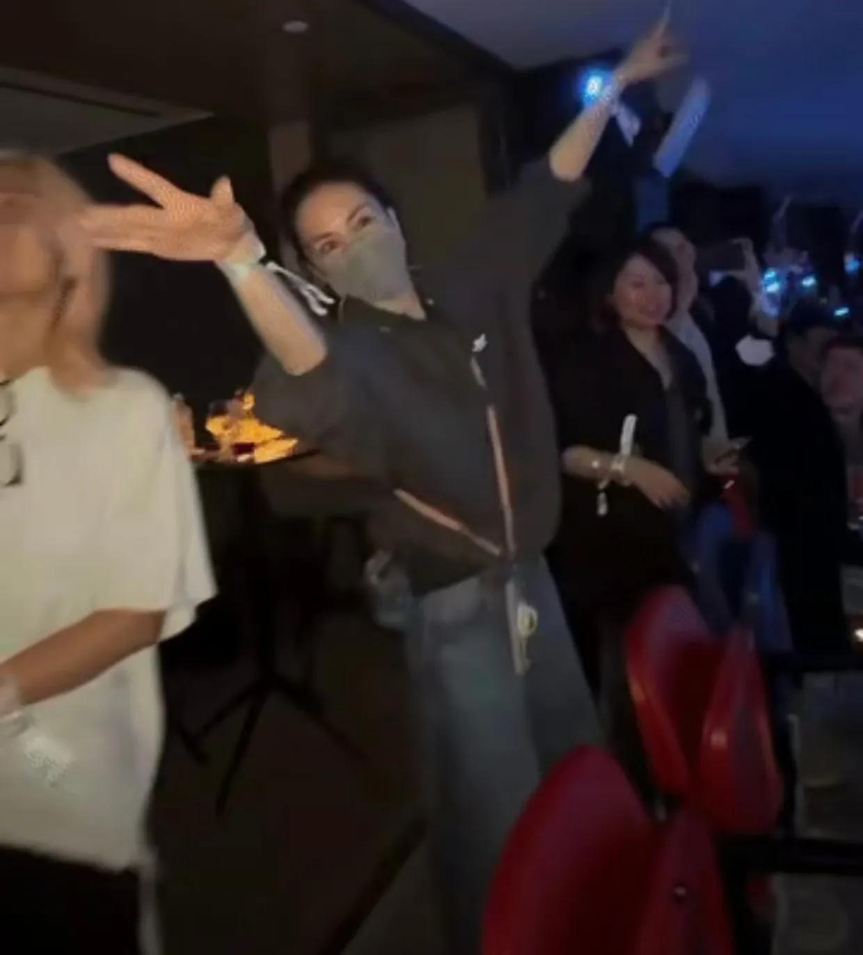 去年才曬恩愛！57歲天后開唱「竟斷崖式衰老」　對比小11歲男友「網嘆慘不忍睹」：仙女也會老...