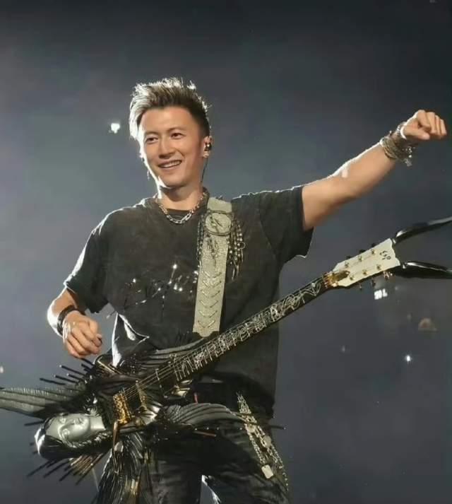 去年才曬恩愛！57歲天后開唱「竟斷崖式衰老」　對比小11歲男友「網嘆慘不忍睹」：仙女也會老...