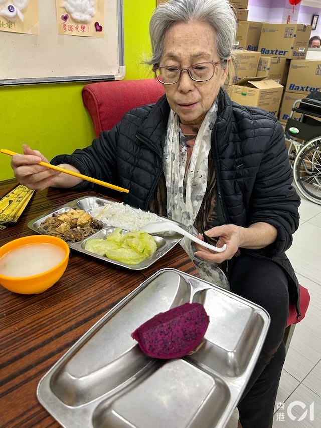 曾兩度破產睡公園！72歲御用婆婆「為養家復出、變賣嫁妝」　如今「被送養老院」脫口嘆4個字