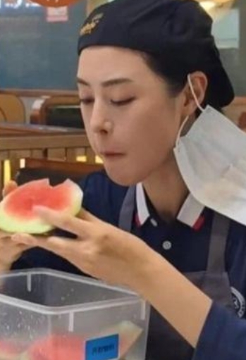 被封最強小三！女星遭目睹「打工擺攤吃廚餘」　她認了「為了錢把自己賣了」