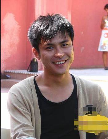 陽光影帝崩壞！他當年辜負王心凌「被罵到消失演藝圈」　54歲「蓄鬍發福變大淑」徹底認不出