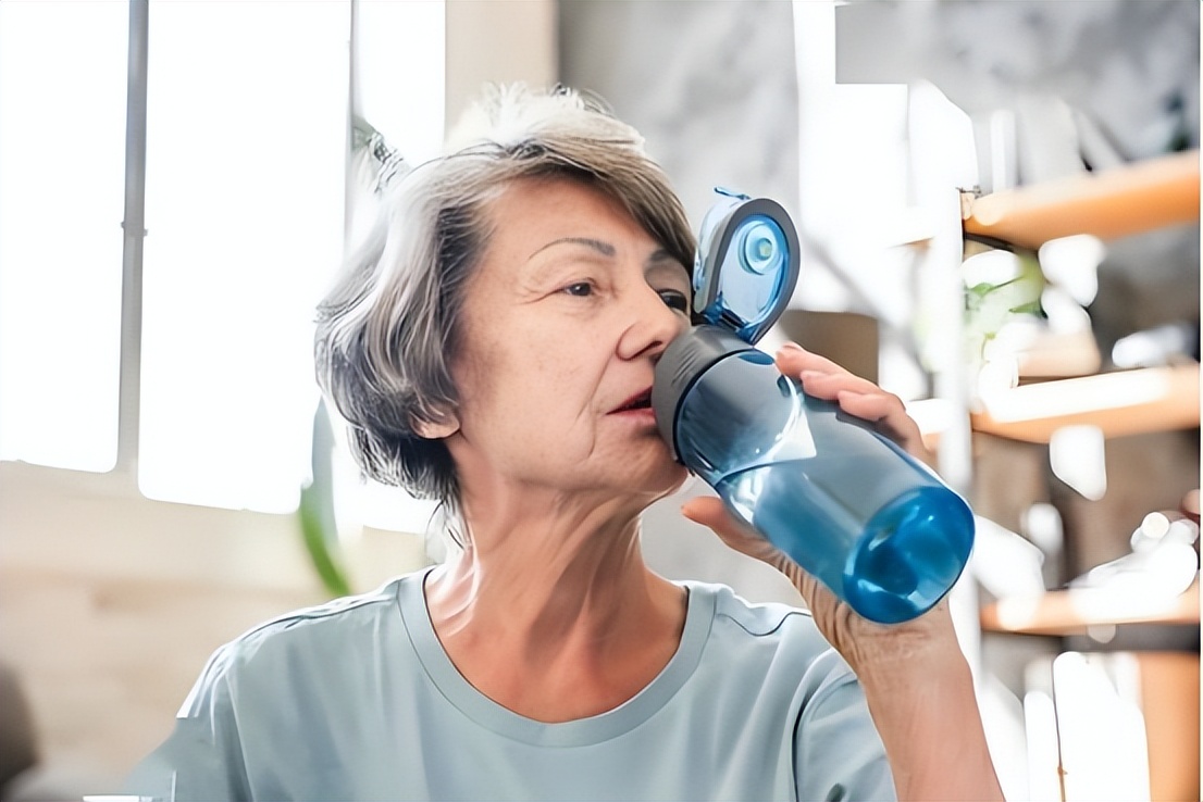 腎臟開始衰竭的信號！醫生認了「喝水後馬上出現」
