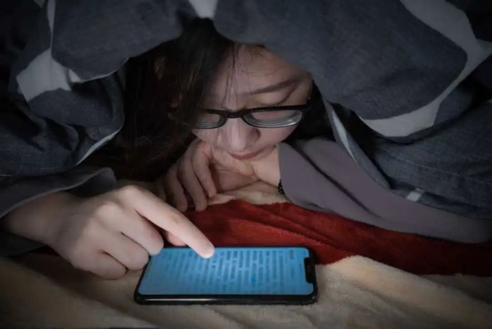 半夜總是醒，醒後卻「再也睡不著」？醫生警告：可能是「身體5個部位」在拉警報