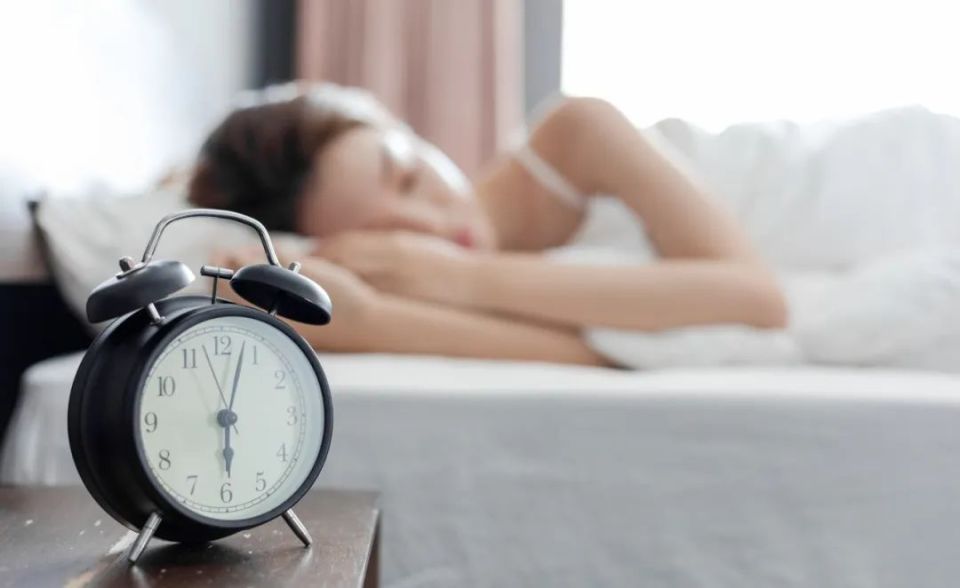 半夜總是醒，醒後卻「再也睡不著」？醫生警告：可能是「身體5個部位」在拉警報