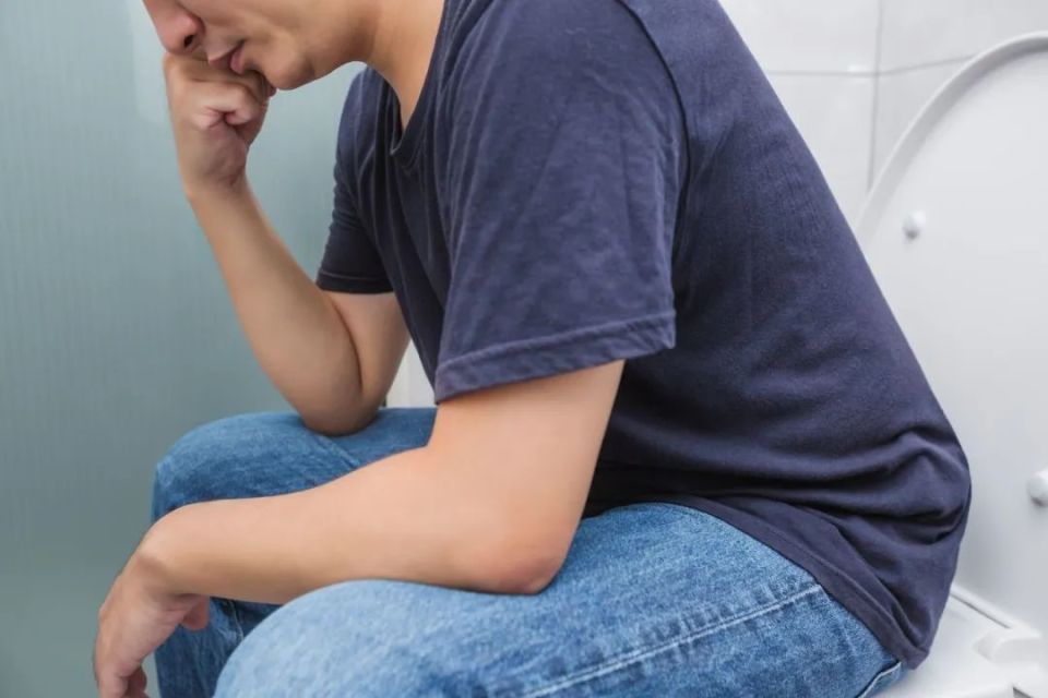 半夜總是醒，醒後卻「再也睡不著」？醫生警告：可能是「身體5個部位」在拉警報