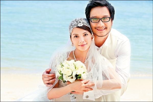 照片藏貓膩！50歲金馬影后爆「獨自回娘家過年」　為愛甘當繼母「卻遭老公2度偷吃」...