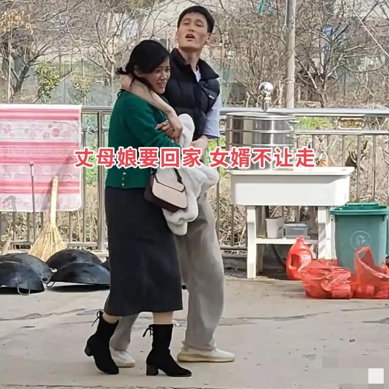 岳母來家裡過年！37歲女婿「竟緊抱不放手」全被拍　2派網友炸鍋「直到1細節曝光」狂讚：太孝順了