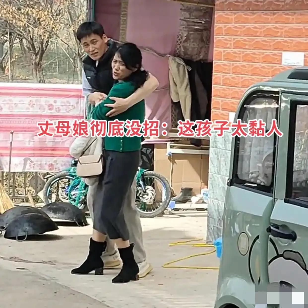 岳母來家裡過年！37歲女婿「竟緊抱不放手」全被拍　2派網友炸鍋「直到1細節曝光」狂讚：太孝順了