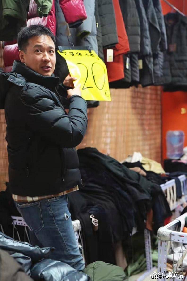 因醜聞遭封殺！45歲男星被拍「買3件二手衣」好過年　拿壓歲錢「瘋搶20元打折品」落魄近況曝光