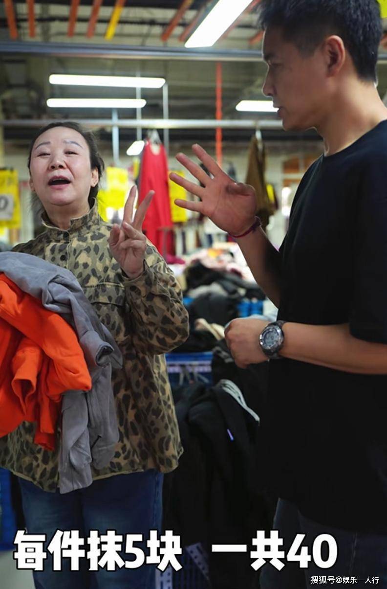 因醜聞遭封殺！45歲男星被拍「買3件二手衣」好過年　拿壓歲錢「瘋搶20元打折品」落魄近況曝光