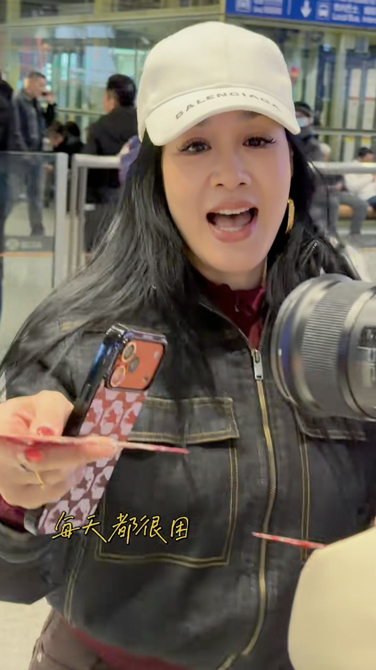 再嫁小12歲尪神逆齡！55歲女神「機場遇守候粉絲」　當場發紅包「超狂金額曝光」網驚：太寵粉