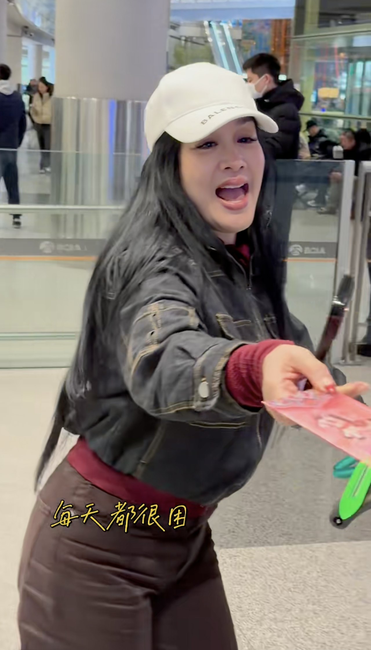 再嫁小12歲尪神逆齡！55歲女神「機場遇守候粉絲」　當場發紅包「超狂金額曝光」網驚：太寵粉