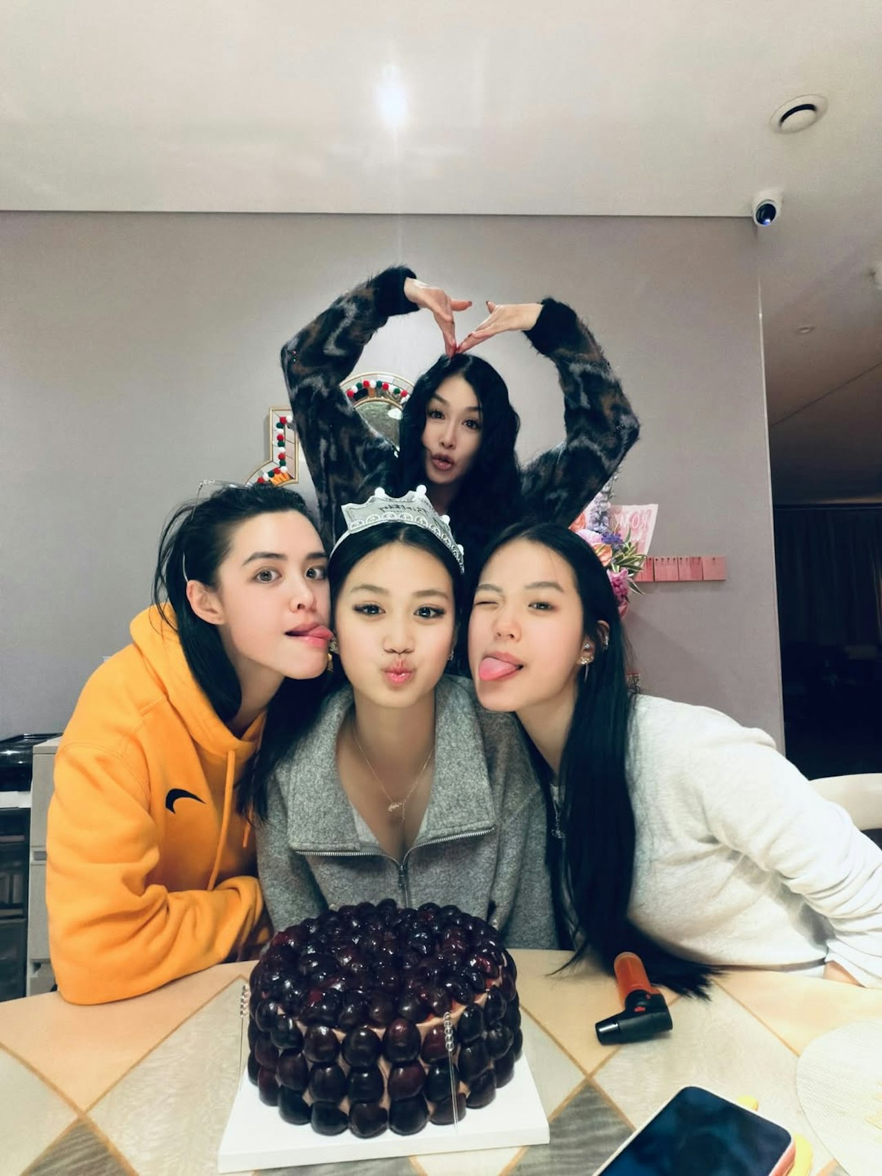 再嫁小12歲尪神逆齡！55歲女神「機場遇守候粉絲」　當場發紅包「超狂金額曝光」網驚：太寵粉