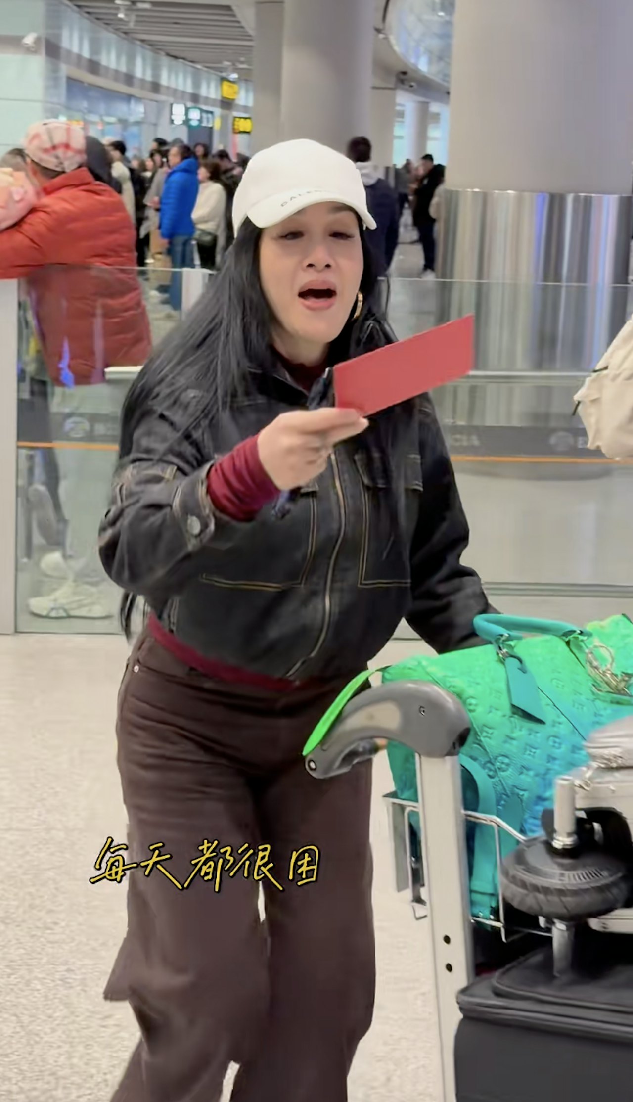 再嫁小12歲尪神逆齡！55歲女神「機場遇守候粉絲」　當場發紅包「超狂金額曝光」網驚：太寵粉