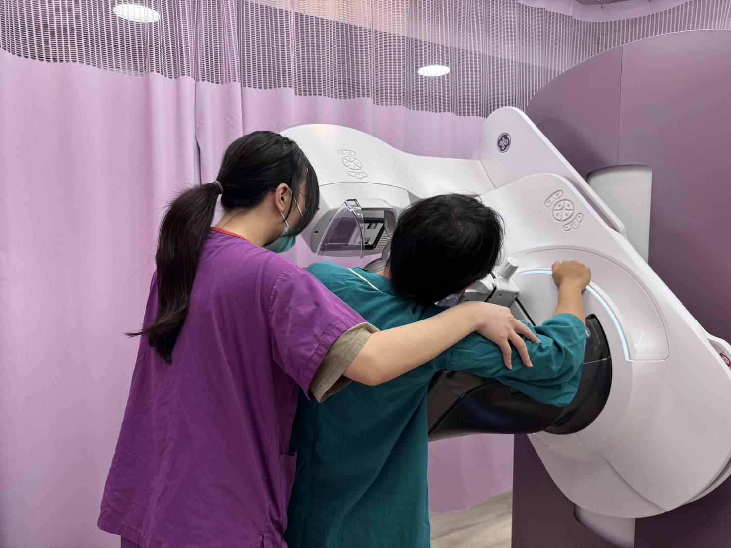 探視乳癌女兒!60歲婦順便健檢「發現1cm腫瘤」 一看「已末期轉移骨頭」醫愣:癌細胞出怪招