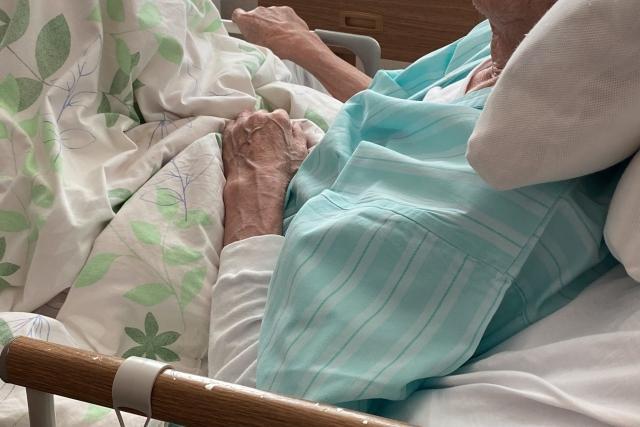 探視乳癌女兒!60歲婦順便健檢「發現1cm腫瘤」 一看「已末期轉移骨頭」醫愣:癌細胞出怪招