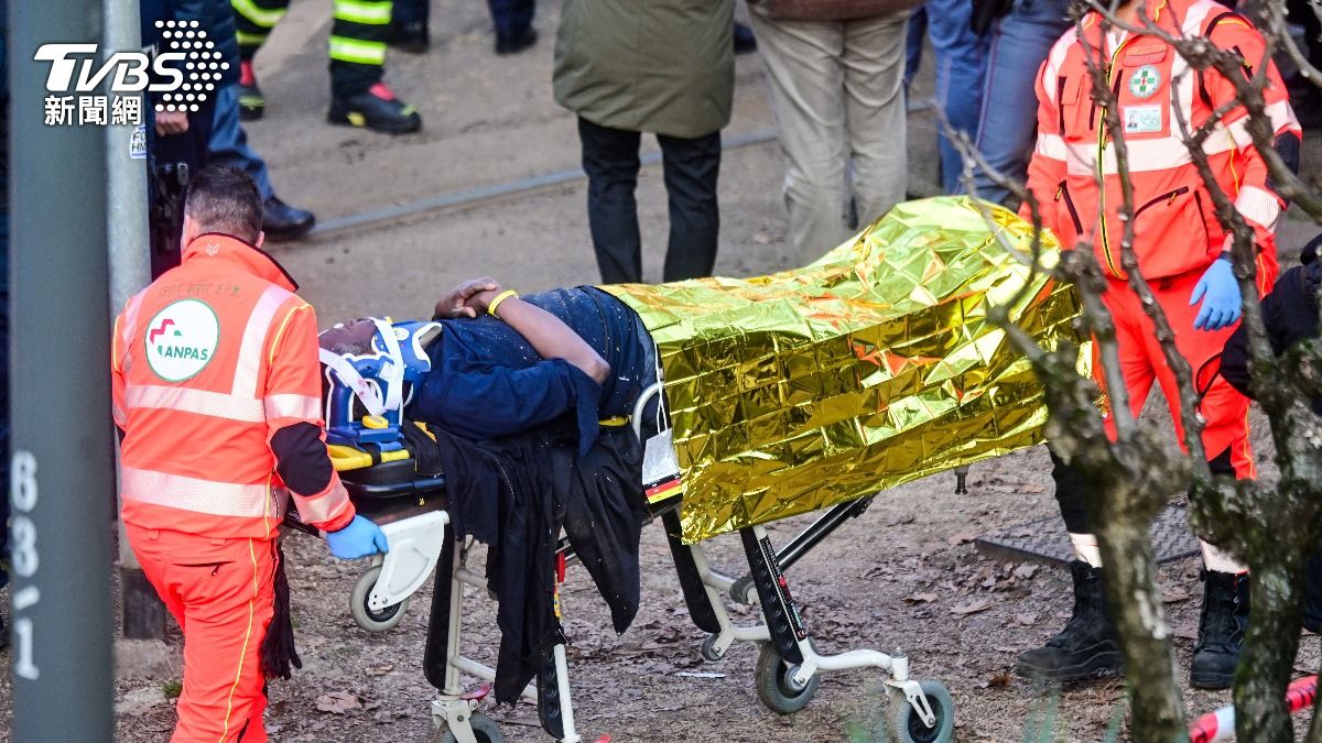 驚傳列車脫軌！高速失控「直接撞向餐廳」　救援緊急出動「死傷慘重」