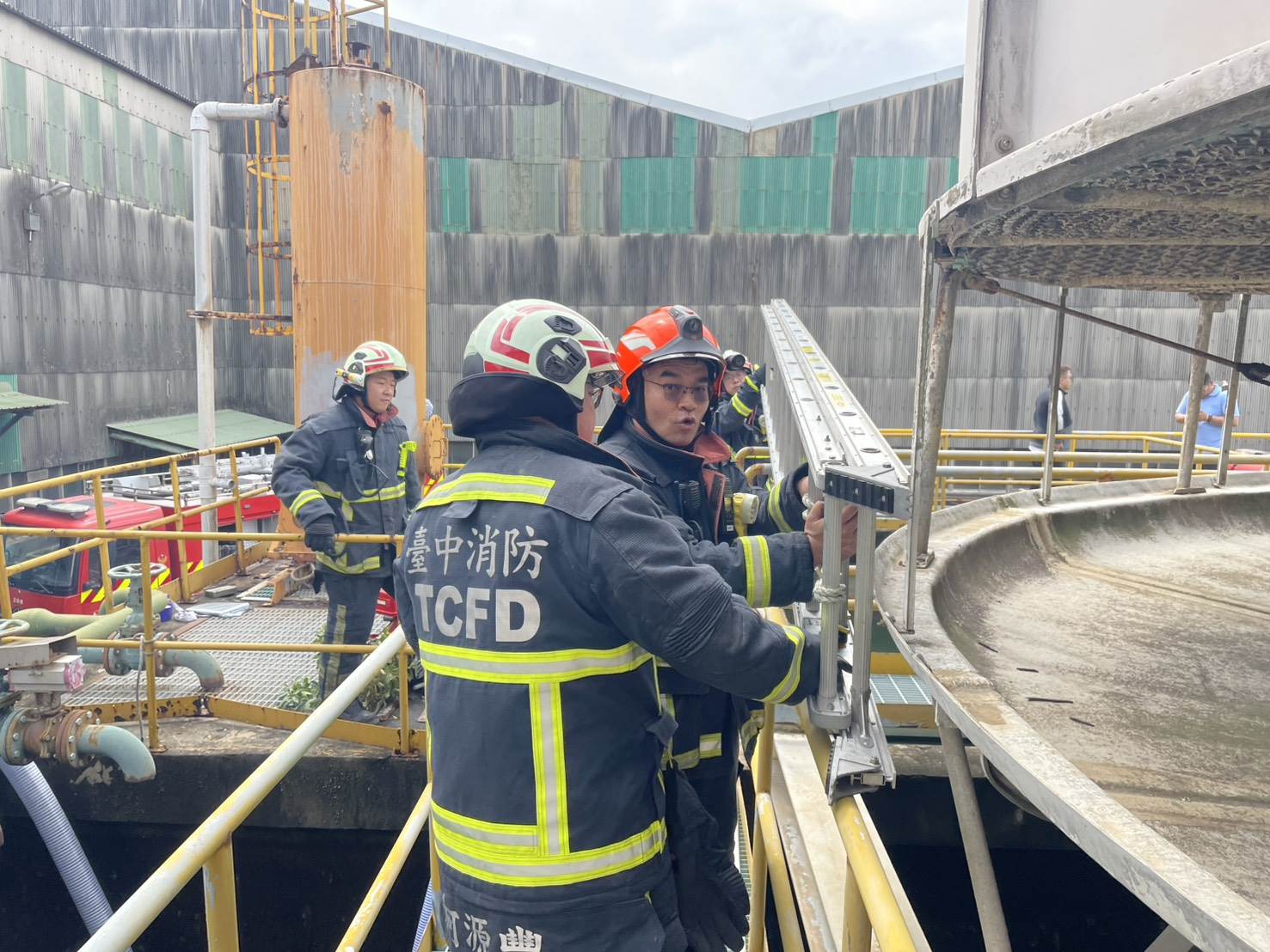 快訊/台玻工廠驚見「員工陳屍污水槽」!目擊員工崩潰:「才正要交接...」