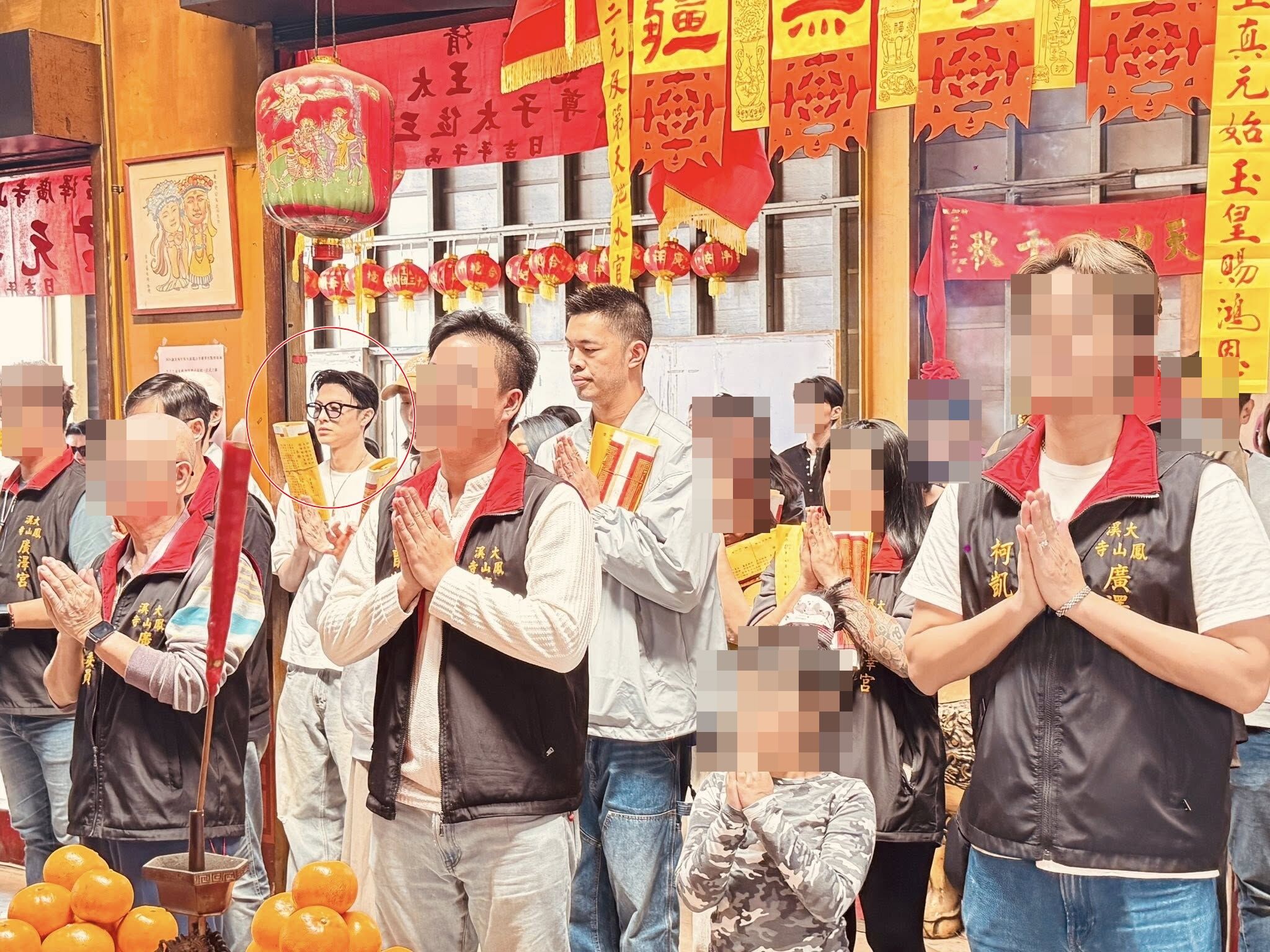 消失4個月!王子、粿粿被拍「合體宮廟參拜」 甩外遇爭議「全場互動曝光」