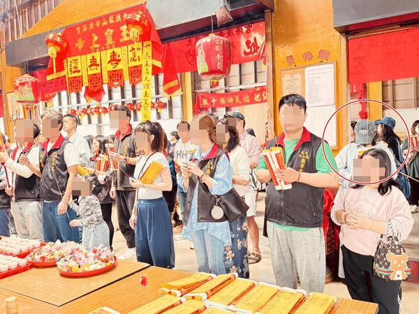 消失4個月!王子、粿粿被拍「合體宮廟參拜」 甩外遇爭議「全場互動曝光」