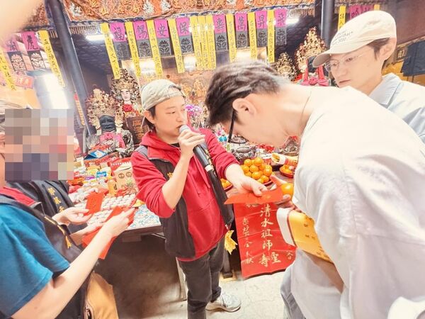 消失4個月!王子、粿粿被拍「合體宮廟參拜」 甩外遇爭議「全場互動曝光」