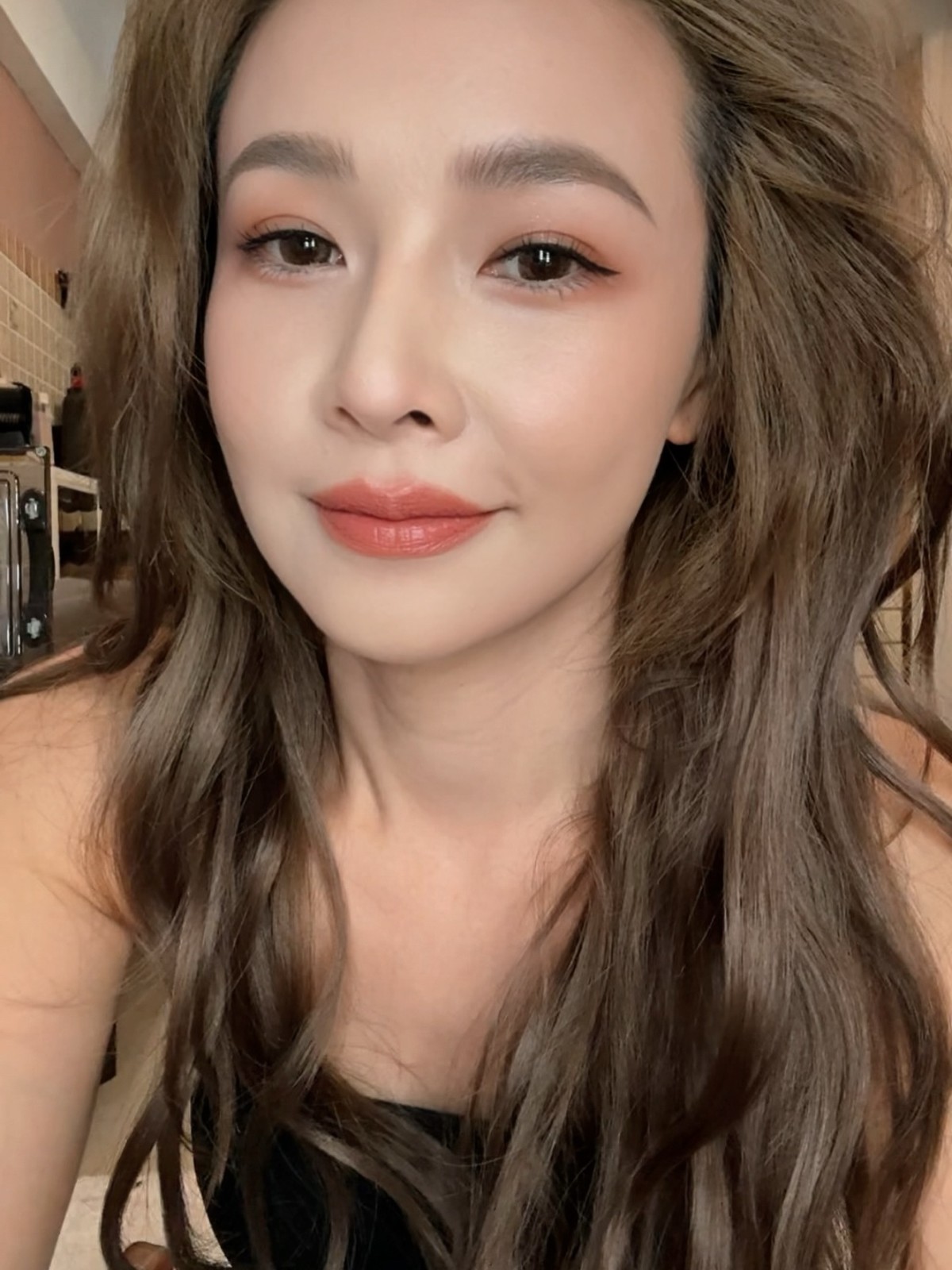 才爆分手趙駿亞！42歲吳婉君「突PO出抱娃照」　驚喜曝喜訊：剛做完月子